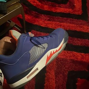 jordan 5 “ knicks “ low has a few small creases but overall a good show